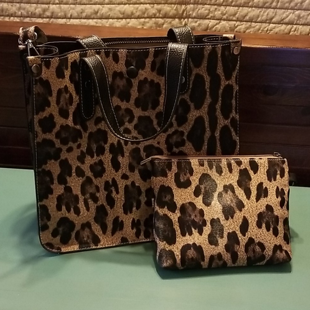 Totes bag with matching wristlet